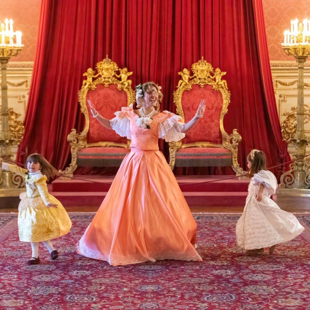 A rainha mostra o palácio da ajuda