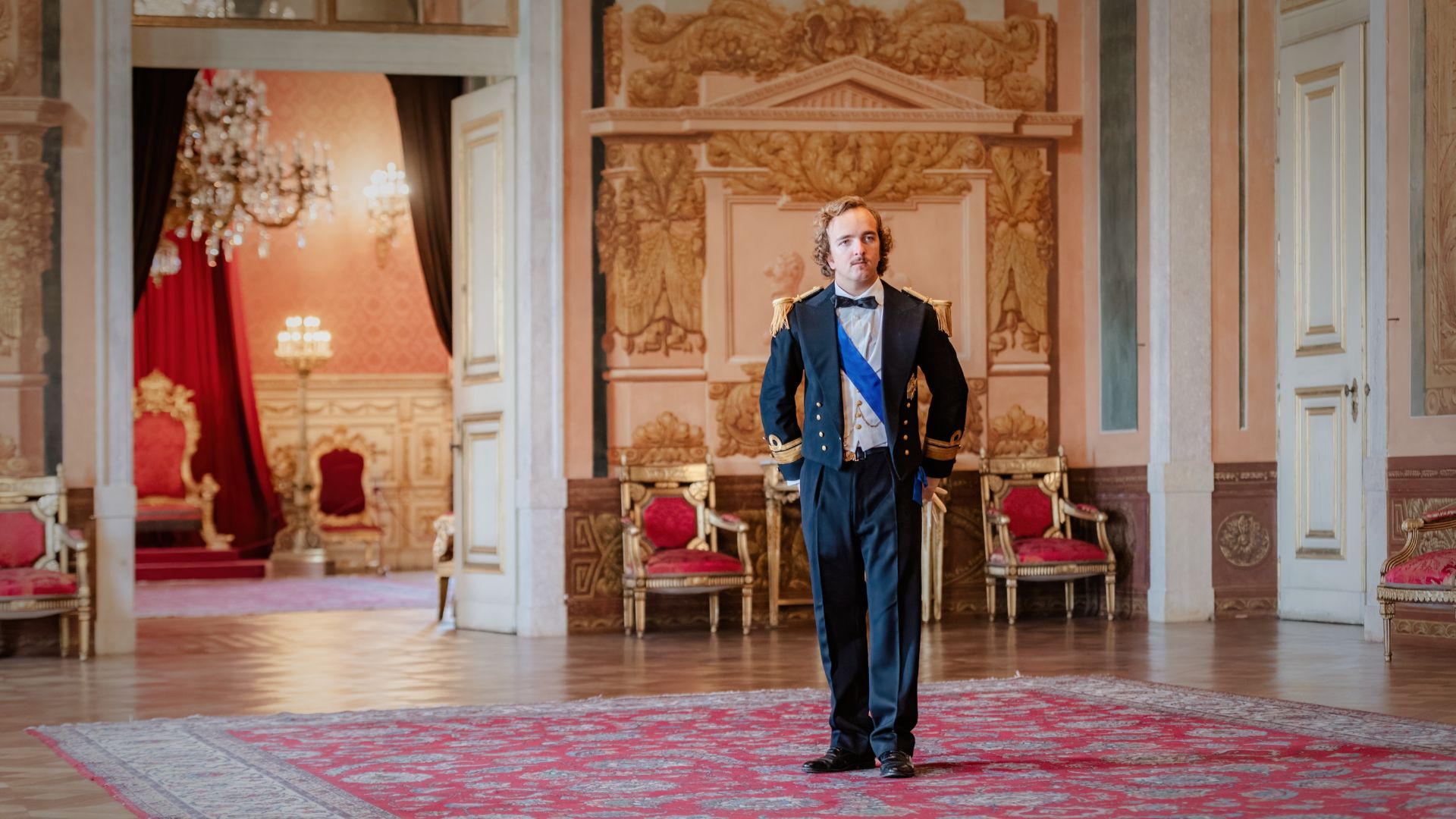 Ajuda-Rei-3 O Rei de pé junto à sala do trono no Palácio da Ajuda em Lisboa